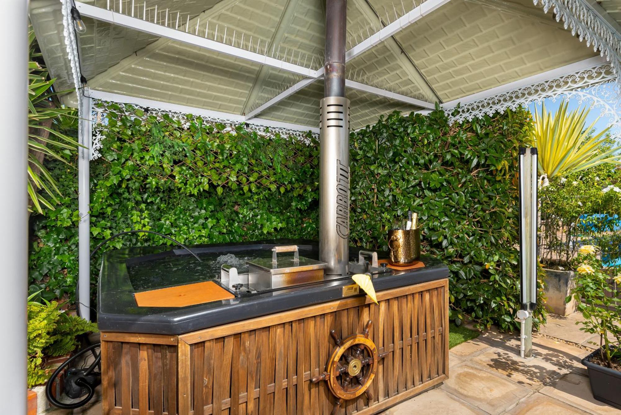 Apartamento Meerendal Cottage-affordable Luxury-private Garden With Pool & Hot Tub Cidade Do Cabo